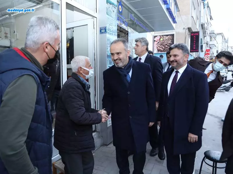 İlçe ziyaretlerini aralıksız sürdüren Büyükşehir Belediye Başkanı Alinur AKTAŞ, AK Parti Mudanya İlçe Başkanı Orhan SAMAST ve AK Parti Mudanya Meclis üyeleriyle birlikte Mudanya'da İpar caddesi ve sahil esnafını gezerek talep ve önerilerini dinleyip hayırlı işler diledi.