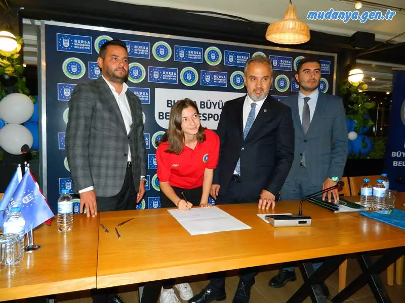 ‘Kadınlar Hentbol 1. Ligi’nde mücadele eden’ Mudanya takımı sporcularını Büyükşehir ailesine katan sözleşme; BURFAŞ Mudanya Sosyal Tesisleri’nde Büyükşehir Belediye Başkanı Alinur Aktaş, Büyükşehir Belediyespor Kulübü Başkanı Gökhan Dinçer, kulüp yönetim kurulu üyeleri, sporcular ve ailelerinin katıldığı törenle imzalandı.