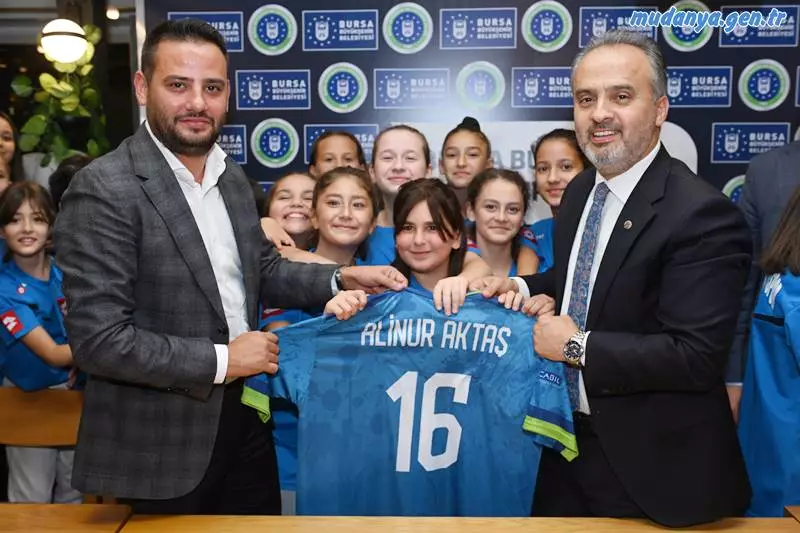‘Kadınlar Hentbol 1. Ligi’nde mücadele eden’ Mudanya takımı sporcularını Büyükşehir ailesine katan sözleşme; BURFAŞ Mudanya Sosyal Tesisleri’nde Büyükşehir Belediye Başkanı Alinur Aktaş, Büyükşehir Belediyespor Kulübü Başkanı Gökhan Dinçer, kulüp yönetim kurulu üyeleri, sporcular ve ailelerinin katıldığı törenle imzalandı.