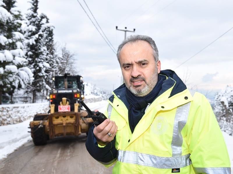 Yoğun kar yağışına rağmen etkin mücadele ile ulaşımın normal seyrinde devam etmesini sağlayan Bursa Büyükşehir Belediyesi, tüm yollar açık olmasına rağmen bir taraftan meteorolojiyi takip ediyor diğer taraftan yollardaki kar nöbetine devam ediyor.