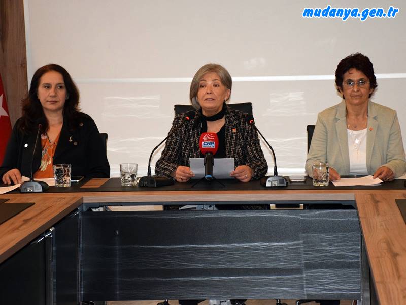 Cumhuriyet Halk partisi Bursa İl Kadın Kolları Başkanı Aysel Okumuş, Türk kadınının insan hakları açısından çok büyük önem taşıyan Medeni Kanun’un kabul edilişinin 96’ncı yıldönümü dolayısıyla yaptığı yazılı açıklamada, AK Parti hükümetleri döneminde kadın haklarında meydana getirilen erozyona işaret ederek, “Hepimiz eşit, hepimiz tok, hepimiz güvende, hepimiz özgür oluncaya dek mücadelemiz sürecek” dedi.