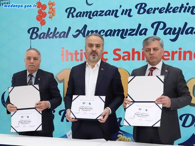 Bursa Büyükşehir Belediyesi, geçtiğimiz yıl Türkiye’de bir ilk olarak hayata geçirdiği, ‘Ramazan yardım çeklerinin sadece mahalle bakkallarında geçerli olması’ uygulamasını, bu yıl da devreye aldı. Bu sayede Ramazan ayında hem ihtiyaç sahiplerinin yüzü gülecek hem de ekonomik anlamda zor günler geçiren mahalle bakkalları rahat bir nefes alacak.