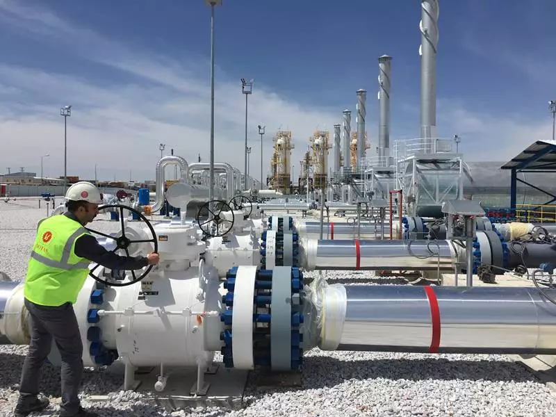 BORU HATLARI İLE PETROL TAŞIMA A.Ş GENEL MÜDÜRLÜĞÜ (BOTAŞ), İran'ın boru hattında yaşanan arıza nedeniyle Türkiye'ye 10 gün süreyle doğalgazı keseceğini duyurarak, konuya ilişkin açıklamada bulundu. Enerji sektöründen yetkililerin verdiği bilgiye göre, başlıca doğalgaz tüketicilerinden olan elektrik santrallerinden doğalgaz tüketimini yüzde 40 azaltmaları istendi.