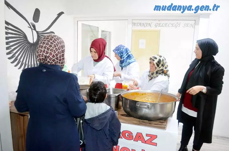 Burgaz Gençlik Eğitim Kültür ve Yardımlaşma Derneği, 2019 yılından bu yana Faaliyetlerini sürdürürken, her türlü etkinliklerine aşevi açarak Güzelyalı'da ihtiyaç sahiplerine sıcak ev yemekleri veriyor. Tamamen gönüllü kadılarının yaptıkları yemekler, ev yemekleri tadında olup doyurucu oluyor.