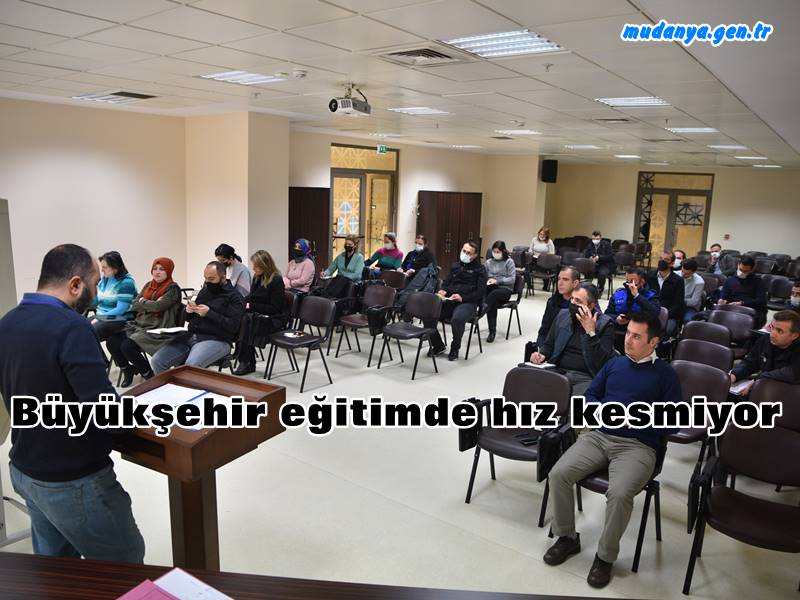Bursa Büyükşehir Belediyesi’nin 2022 yıllık eğitim programında yer alan İngilizce, diksiyon-hitabet, fotoğrafçılık ve ileri düzey excel eğitim programları başladı. Personelin yoğun ilgi gösterdiği eğitimler, kurum içi eğitmen kadrosunda bulunan Fatih Alcan, Aykan Özyürek, Adem Akçora, Mehmet Ali Açıl, Burçin Öner Gezer, Aykan Yılmaz ve Murat Liman tarafından veriliyor.
