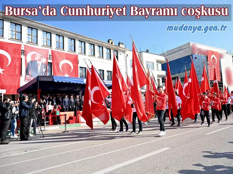 Cumhuriyet’in ilanının 99’inci yıldönümü, tüm yurtta olduğu gibi Bursa’da da büyük coşkuyla kutlandı. Türk bayraklarıyla alanı dolduran vatandaşlar, coşkuya ortak oldu.
