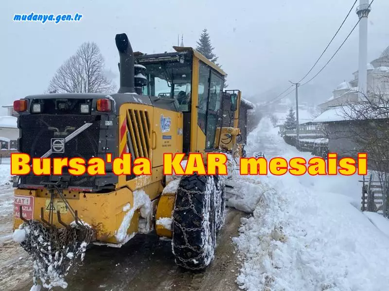 Bursa Büyükşehir Belediyesi ekipleri, 17 ilçedeki karla mücadele çalışmaları kapsamında son 24 saat içinde kapanan 455 mahalle yolunu ulaşıma açtı. Kar yağışının etkili olduğu 52 mahalle yolunu açma çalışmaları da kesintisiz devam ediyor. Bu arada kent merkezinde gizli buzlanma ve karın aniden bastırması nedeniyle yaşanan kısa süreli sorunlar ise ekiplerin zamanında müdahalesi ile ortadan kaldırıldı.