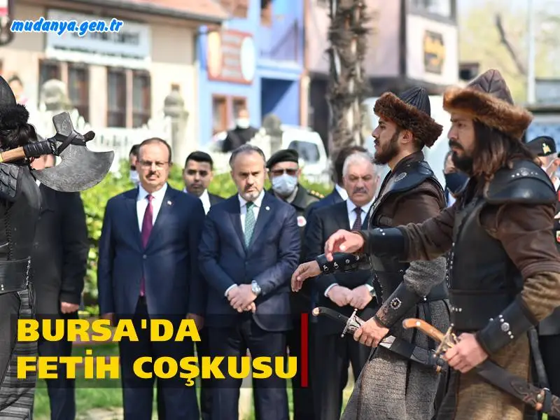 Bursa’nın fethinin 696’ıncı yıldönümü, Osmanlı askerlerinin şehre giriş yaptığı Pınarbaşı’ndaki Fetih Kapı önündeki törenle kutlandı. Fetih salasının okunmasıyla başlayan törenler, Osman Gazi ve Orhan Gazi türbelerinin ziyareti ile Balabanbey Kalesi önündeki gösterilerle devam etti.