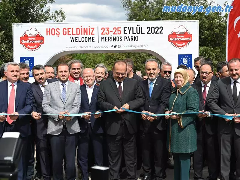 Osmanlı saray mutfağının doğduğu şehir olan Bursa’nın tescilli lezzetleri, Büyükşehir Belediyesi’nin 'İpeksi Lezzetler’ temasıyla düzenlendiği Gastronomi Festivali’nde vitrine çıktı. Renkli kortej yürüyüşü ile başlayan festival kapsamında Merinos Park adeta dev bir mutfağa dönüşürken, davetliler Bursa mutfağının eşsiz lezzetlerini tatma imkanı buldu.