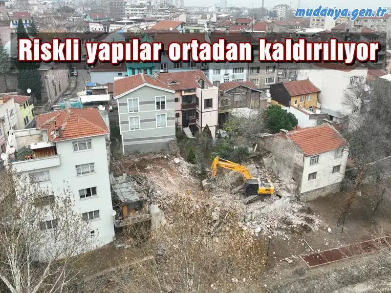 Bursa Büyükşehir Belediyesi, Kayıhan Mahallesi'nde Gökdere'nin yamacında bulunan, uyuşturucu madde bağımlılarının mesken tuttuğu, kaderine terk edilmiş metruk haldeki 3 binanın yıkımını tamamladı