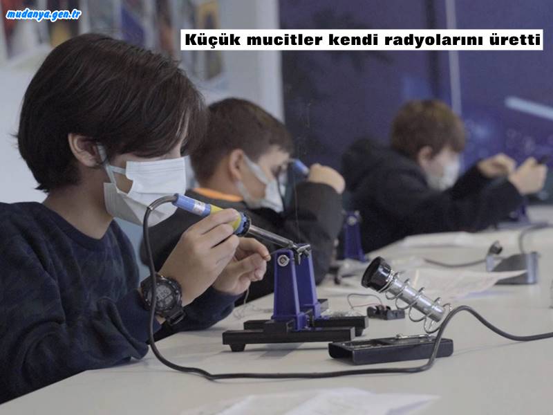 Bursa Büyükşehir Belediyesi Bilim ve Teknoloji Merkezi’nde (BTM) düzenlenen atölye çalışmalarına katılan küçük mucitler, kendi FM radyolarını üretti.