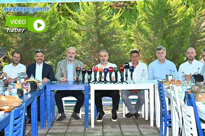 Bursa Büyükşehir Belediyesi, deniz ve göllerle birlikte toplam 277 kilometre kıyı bandı ile aynı zamanda bir sahil kenti olan Bursa’nın deniz turizminden de hak ettiği payı alması için çalışmalarını kesintisiz sürdürüyor. İki yıllık bir aranın ardından Gemlik ve Mudanya sahillerinde yetkiyi tekrar ele alan Büyükşehir Belediyesi, vatandaşların keyifli ve huzurlu bir şekilde tatillerini geçirebilmesi amacıyla hummalı çalışmalarını aralıksız sürdürüyor.