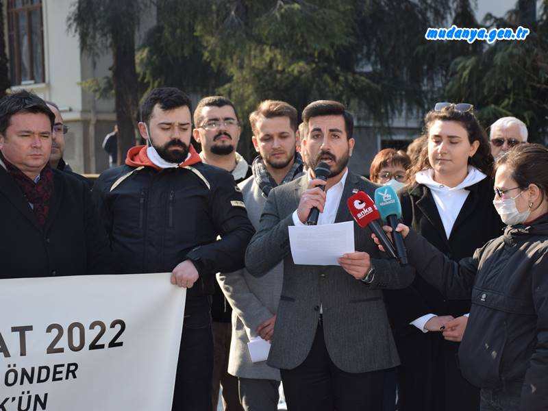 Atatürk’ün Bursa Nutku’nu okuyan Bursa İl Gençlik Kolları Başkanı Fatih Yalçın Yazıcı, Samsun’da Onur Anıtı’na karşı girişilen hain saldırıyı da lanetleyerek, “Atamızın dile getirmiş olduğu Bursa Nutku ve Gençliğe Hitabesi’ni şiar edinmiş olan, Cumhuriyetin ve devrimlerinin yılmaz savunucuları olan biz gençler, onun bize emaneti olan Cumhuriyete, devrimlerine ve inkılaplara dün olduğu gibi bugün de sahip çıkıyor ve bizden sonraki nesle emanet etmek üzere korumaya söz veriyoruz” dedi.