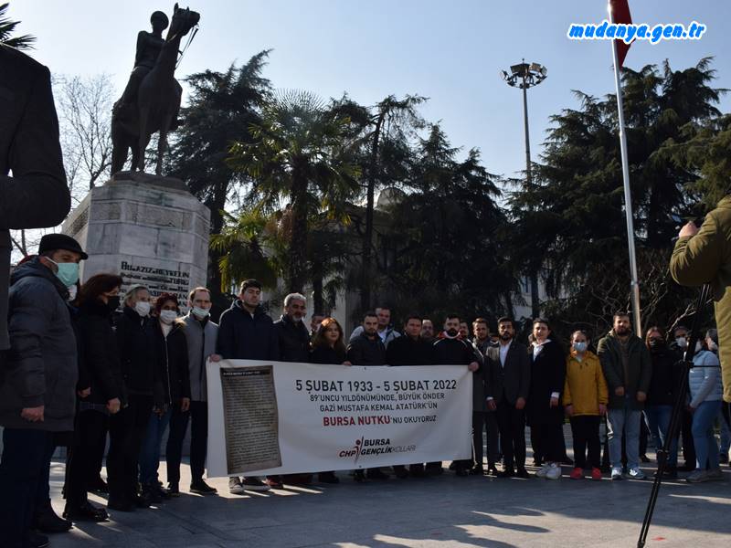 Cumhuriyet Halk Partisi (CHP) Bursa İl Gençlik Kolları, Atatürk’ün Bursa Nutku’nun 89’ncu yıldönümü çerçevesinde Anıta çelenk koyarak saygı duruşunda bulundu.