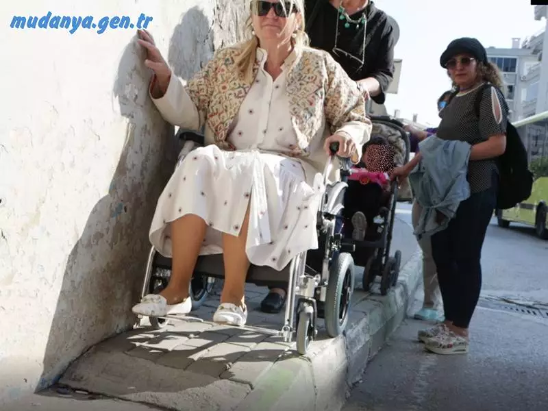 Deva Partisi, Mudanya İlçe Başkanı Dr. Dilek Durak, Mudanya'daki kaldırım ve geçitlerin engelli ve çocuklu annelerin arabalarıyla çektikleri zorlukları göstermek ve yerel yönetime mesaj vermek için engelli olarak çekilen sıkıntıları ilçe gündemine taşıdı. Engelli sandalyesine oturarak sokaklarda dolaşmaya çıkan Dr. Dilek Durak sıkıntılı anlar yaşadı.