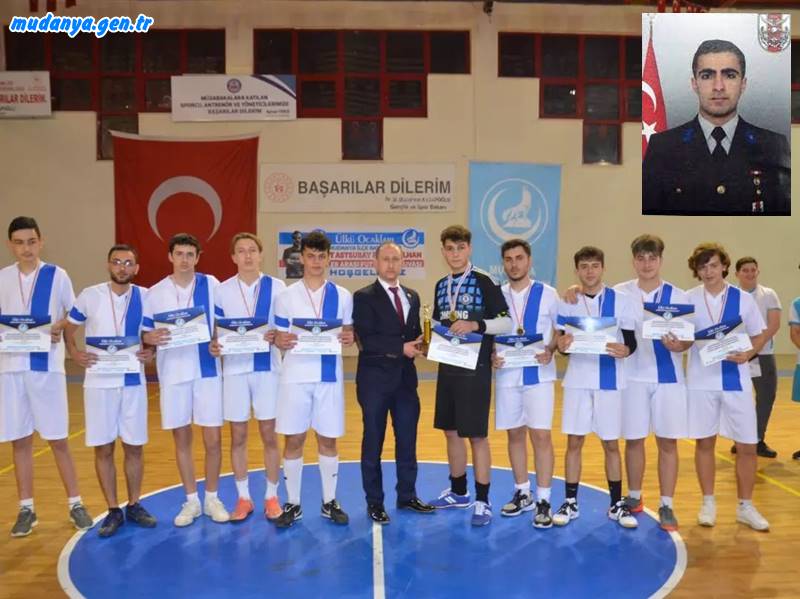 Turnuvanın 2.si olan Dörtçelik Anadolu Teknik Lisesi sporcularına katılım belgeleri,madalya ve kupasını Mudanya Ülkü Ocakları İlçe Başkanı Şevket Güleç olarak takdim etti.