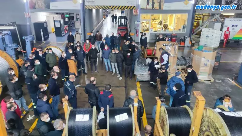 Mudanya Prysmian Kablo Fabrikası Birleşik Metal İş Sendikası Baş Temsilcisi Ekrem ŞAŞ Birleşik Metal İş Sendikası Bursa Şube Başkanı İsmail Kocaman ile birlikte Türkiye Metal Sanayicileri Sendikası(MESS) ile 31 işletmeyi kapsayan Grup Toplu İş Sözleşmesinin imzalanması sonrasında açıklama yaptılar.