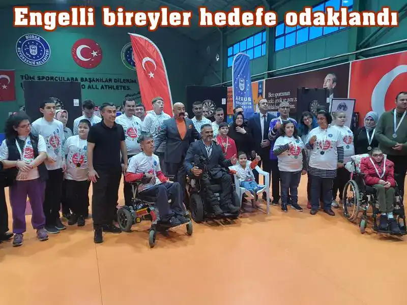 Bursa Büyükşehir Belediyesi’nin Türkiye Bocce, Bowling ve Dart Federasyonu işbirliğiyle düzenlediği turnuvada, hedef tahtasına odaklanan özel gereksinimli bireyler hem yarıştı hem de eğlenceli vakit geçirdi.