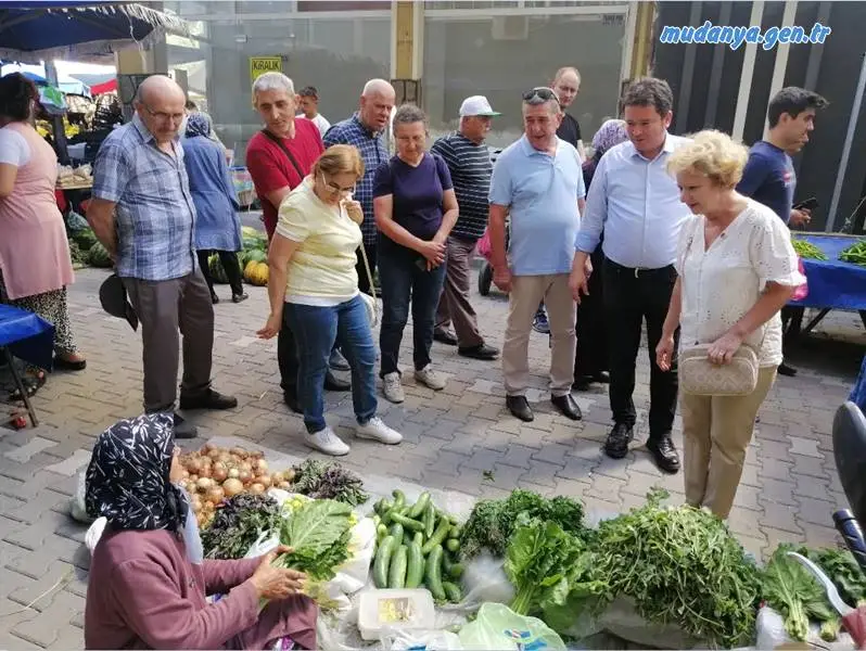 CHP Bursa Milletvekili Erkan Aydın, Karacabey'de halkın nabzını tuttu. Beraberinde Karacabey İlçe Başkanı Gönül Avil ve yönetimiyle birlikte esnafın, pazarcının ve vatandaşların sıkıntılarını dinleyen Aydın'a pazarcı, esnaf satış yapamamaktan, vatandaş da hayat pahalılığından dert yandı.