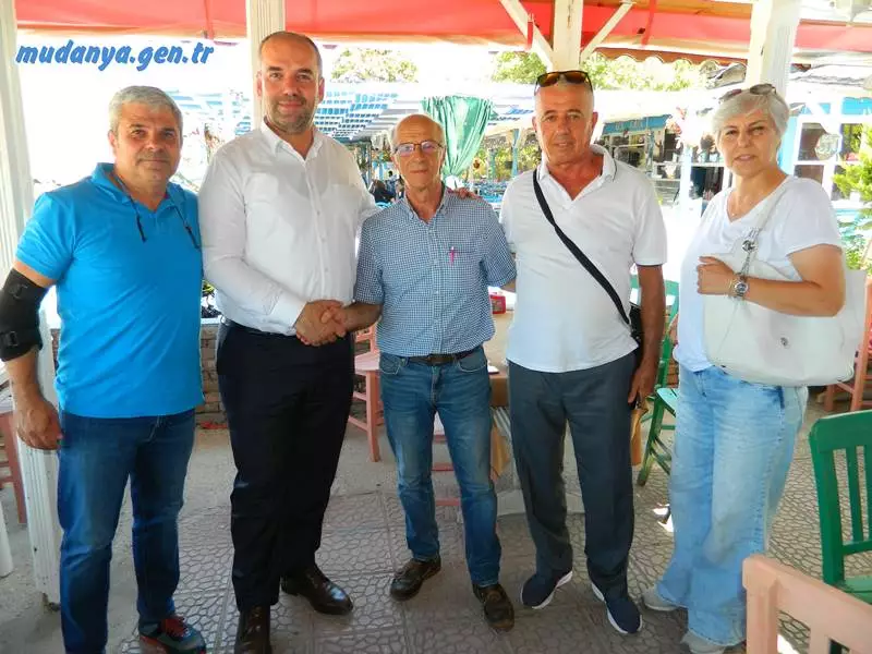 Tirilye rıhtımında bulunan restoran, cafe gibi günübirlik ziyaretçilerin hizmet aldığı esnaf mekanlarını tek tek ziyaret eden Başkan ABDULAZİZOĞLU 27 yıldır aralıksız burada hizmet veren esnafların sorunlarını dinleyerek Tirilye turizmine katkı sağlayan, vergi veren, istihdam oluşturan esnafların mağdur edilmeden tüm sorunlarının çözümü noktasında yoğun çaba ve yetkili mercilerle iletişim içinde olduklarını vurguladı.