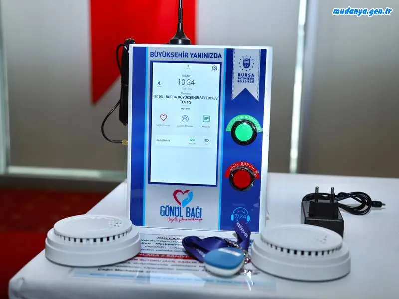 Büyükşehir Belediyesi’nin BEBKA’nın Sosyal Gelişmeyi Destekleme Programı’ndan (SOGEP) hibe alan Gönül Bağı projesi, yalnız yaşayan yaşlı ve hasta vatandaşları adeta hayata bağlıyor. Tümüyle yerli yazılımların kullanıldığı, donanımsal entegrasyonları ile dünyada bir ilk olan proje sayesinde ciddi sağlık sorunu yaşayan yaşlı vatandaşlar, numara çevirme derdi olmadan, sadece bir butona basarak sağlık birimine bağlanabiliyor.