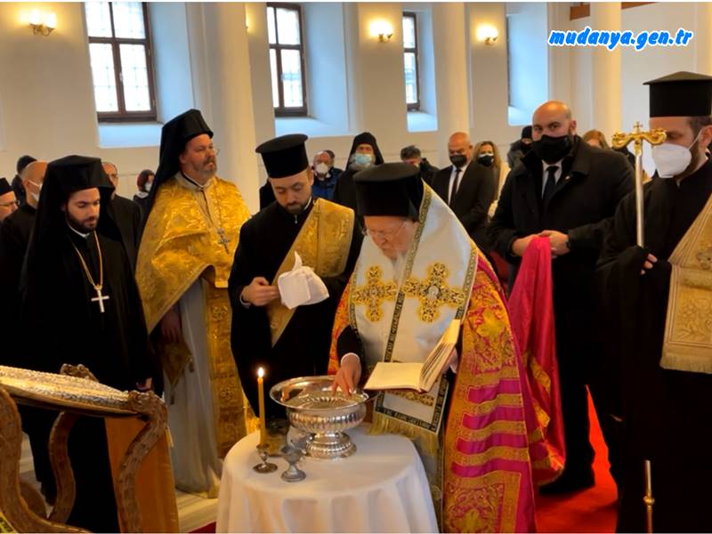 Eskiden Aziz Vasil Kilisesi (Hagios Basileios - Άγιος Βασίλειος, Agios Vasileios ) olarak kullanılan fakat şu anda yasal statüsü gereği ibadethane olmayan tarihi mekanda gerçekleşen ayini Fener Rum Patriği Bartholomeos özel izinle ayini yönetti.