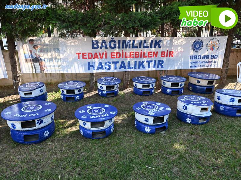 Bursa Büyükşehir Belediyesi Gençlik ve Aile Destek Merkezi (GADEM) sayesinde madde bağımlılığından kurtulmaya çalışan danışanlar, sahipsiz sokak hayvanları için seferber oldu. Hayvan sevgisi bağımlılığının en güzel örneklerini sergileyen danışanlar, atık otomobil lastiklerinden hazırladıkları kedi evleriyle can dostlara sığınacak birer yuva yaptı.