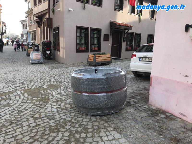 Mudanya Belediye Meclisi'nin Memleket Parti'li Üyesi Mehmet Er  Belediye Başkanı Hayri Türkyılmaz'ın Mudanya Turizminin gözbebeği olan Giritli Mahallesine konuşlandırılan beton lahit görünümlü çiçek saksılarını ilçe gündemine taşıdı. Satır aralarında dikkat çeken cümleler yer alan yazılı açıklamada 700 adet satın alınan beton lahit çiçek saksıları için Meclis Üyesi Mehmet Er "Tarihi Mudanya sokaklarının otantik görünümünü mahveden, hangi zevkin ürünü olduğu belli olmayan bu ucube betonlar, kentimizin kalbine Belediye Başkanı’nca saplanmış zevksizlik örnekleridir! Gerçi yakın zamanda bu beton saksılar sayesinde ödül aldığını açıklarsa da hiç şaşırmayız!" dedi.