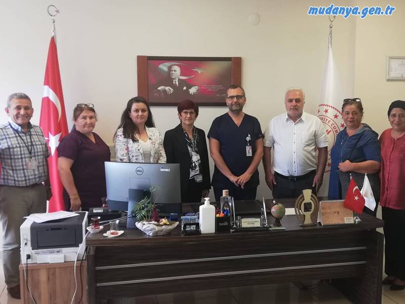 Mudanya Güçlü Kadınlar Derneği (Güçkadder) Dernek Yönetim kurulu ve Mudanyanın sevilen esnaflarından Necati Usta ile birlikte Mudanya Devlet Hastanesi Başhekim Uzm. Dr. Fatih Yavuz Erkal ve hastane müdürü Sinan Küçük'ü makamlarında ziyaret ettiler.