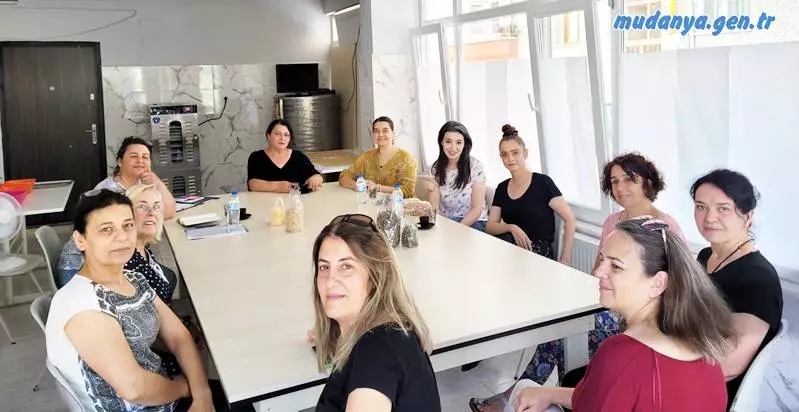 Daha önce Zeyniler Çalıkuşu Kadınlar Kooperatifi ve Doğancı Köyü Kadın Dayanışma Derneği’ne gıda kurutma cihazı temin eden Büyükşehir Belediyesi, şimdi de talep üzerine Mudanya Güzelyalı Kadınları Tarımsal Kalkınma Kooperatifi ve Tirilyeli Kadınlar Kooperatifi’ni gıda kurutma cihazlarına kavuşturdu.