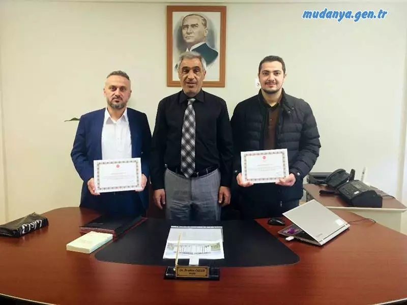 Mudanya’da Ramazan ayında hatimle teravih namazı kıldıran din görevlileri belgelerini aldı.