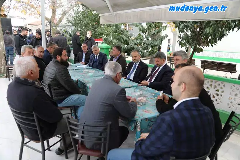 Bursa Büyükşehir Belediyesi, geçtiğimiz yıl nisan ayında defin işlemlerinin başladığı Hasköy Mezarlığı’na ulaşım için kullanılan 6,5 kilometrelik yolu sıcak asfalt kaplama ile daha konforlu hale getiriyor.