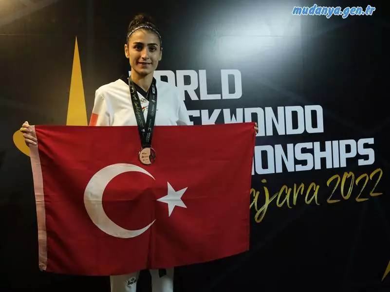 Bursa Büyükşehir Belediyesporlu milli tekvandocu Hatice Kübra İlgün, Meksika'da düzenlenen Dünya Taekwondo Şampiyonası'nda 57 kilogramda dünya üçüncüsü olma başarısını gösterdi.