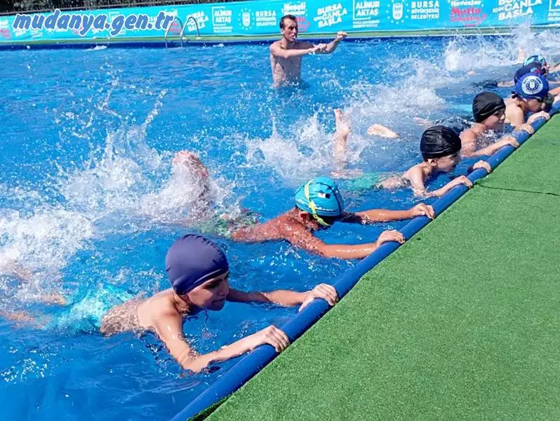 AK Parti Mudanya İlçe Başkanı Orhan Samast, ‘’ Yaz tatillerinde çocuklarımızın spor yapmaları, yüzme öğrenmeleri ve arkadaşlarıyla birlikte bu tür sosyal aktivitelere katılmalarını sağlayıp hem kişisel ve hem de fiziksel gelişimlerine katkıda bulunarak sağlıklı nesiller yetiştirmek istiyoruz.