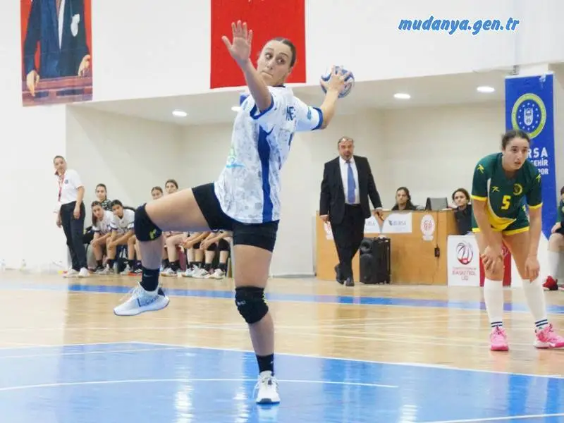 Kadınlar Hentbol 1. Ligi’nde mücadele eden Bursa Büyükşehir Belediyespor, ligin ilk haftasında sahasında Cent Koleji'ni 30-21 mağlup etti. Ligde B Grubu’nda yer alan Bursa Büyükşehir Belediyespor, rakibiyle Mudanya Spor Salonu’nda karşı karşıya geldi.