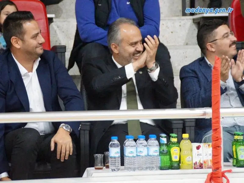 Kadınlar Hentbol 1. Ligi’nde mücadele eden Bursa Büyükşehir Belediyespor, ligin ilk haftasında sahasında Cent Koleji'ni 30-21 mağlup etti. Ligde B Grubu’nda yer alan Bursa Büyükşehir Belediyespor, rakibiyle Mudanya Spor Salonu’nda karşı karşıya geldi.