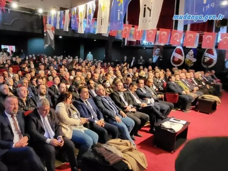 İYİ Parti Mudanya Kongresine 411 delegeden 275'i katılım sağladı. Mevcut başkan kongrenin tek adayı Hüseyin hatipoğlu ve ekibi katılım sağlayan 275 delegenin tamamının oyunu alarak güven tazeledi.