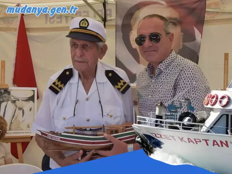 Gemlik Körfezi'nin ve Marmara Denizi'nin efsane kaptanı İzzet Bayrak (İzzet Kaptan) 95 yaşında vefat etti. Gemlik ilçesinden vatandaşları yıllarca körfez turu ile kapı komşuları olan denizle en samimi ve en eğlenceli şekilde buluşturan ‘İzzet Kaptan’ olarak bilinen İzzet Bayrak, 95 yaşında hayata veda etti. İzzet Kaptan’ın vefat haberini Gemlik Belediye Başkanı Mehmet Uğur Sertaslan duyurdu.