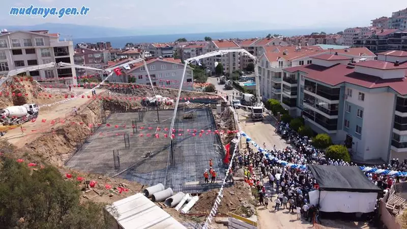 Mudanya Belediyesi’nin Halitpaşa mahallesinde kapalı otopark ve ortak kullanım alanları ile birlikte planladığı Kapalı Pazar Yeri’nin temeli CHP Genel Başkan Yardımcısı Oğuz Kaan Salıcı’nın katıldığı törenle atıldı. Kapalı Pazaryeri'nin konumu siyasiler ve Mudanyalılar tarafından yoğun şekilde eleştirilmesine rağmen başkan Türkyılmaz eleştirileri görmezden geldi.