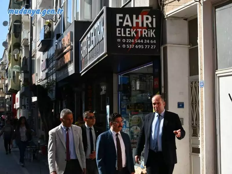 Mudanya Kaymakamı Ayhan TERZİ İpar Caddesi'nde esnaf ziyaretleri yaptı. Kaymakam TERZİ'nin esnaf ziyaretine Mudanya Esnaf Ve Sanatkarlar Odası Başkanı Ertan ABDULAZİZOĞLU ile Mudanya Esnaf Kredi Ve Kefalet Kooperatifi Başkanı Tahammül İLHAN'da katıldılar.
