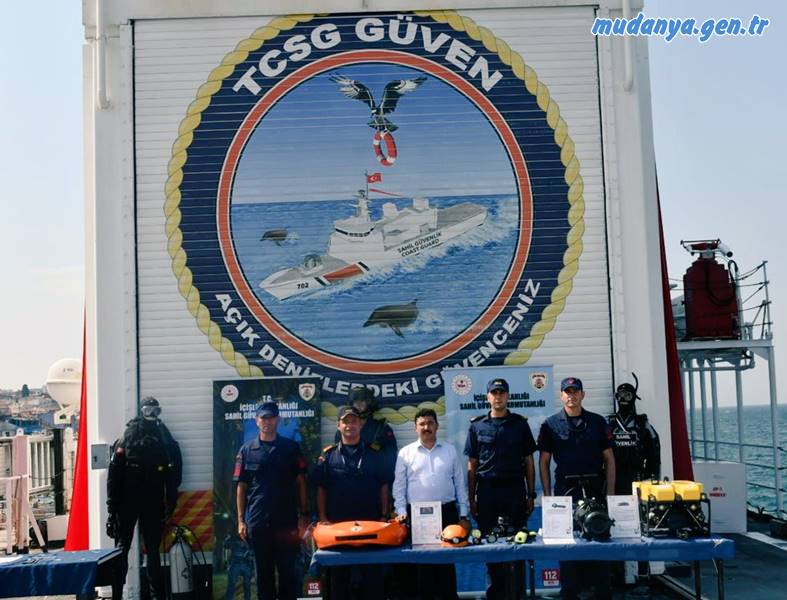 Mudanya Kaymakamı Ayhan TERZİ ve eşi Gökçe TERZİ, Sahil Güvenlik Komutanlının 4 büyük arama kurtarma gemisinden biri olan TCSG Güven Gemisini ziyaret ederek TCSG Güven Gemisinde görev yapan tüm personele başarılar diledi.