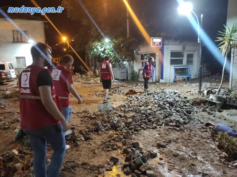 Mudanya, Kumyaka, Tirilye ve Güzelyalı'yı etkileyen sel felaketinin ardından KIZILAY devrede. Mudanya Kızılay Başkanı Mustafa Bayrak selden evleri zarar gören vatandaşlara, sel kalıntılarını kaldırmak için gece boyunca çalışacak olan tüm ekiplere sıcak çorba, çay, börek, çörek ikramında bulunduklarını açıkladı.