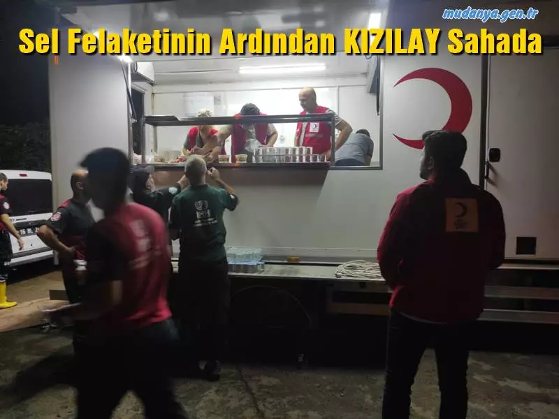 Mudanya, Kumyaka, Tirilye ve Güzelyalı'yı etkileyen sel felaketinin ardından KIZILAY devrede. Mudanya Kızılay Başkanı Mustafa Bayrak selden evleri zarar gören vatandaşlara, sel kalıntılarını kaldırmak için gece boyunca çalışacak olan tüm ekiplere sıcak çorba, çay, börek, çörek ikramında bulunduklarını açıkladı.
