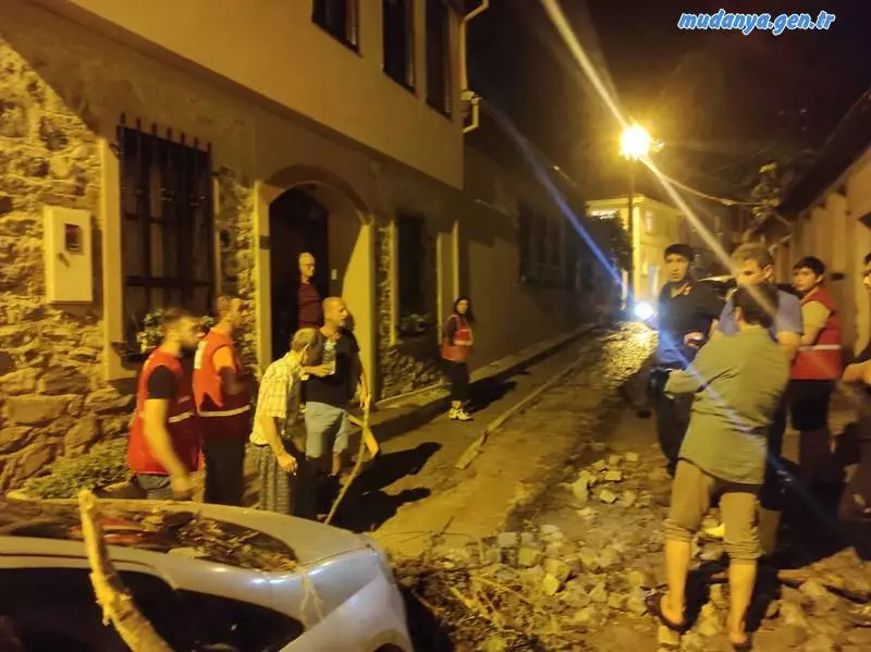 Mudanya'da Selden evleri zarar gören 10 vatandaşın KIZILAY tarafından belirlenen bir okulda konaklamaları için gereken tüm ihtiyaçların üç öğün yemek dahil temin edildiğini, yine çok sayıda kumanya dağıtıldığını ve dağıtılmaya devam edileceğini açıkladı.