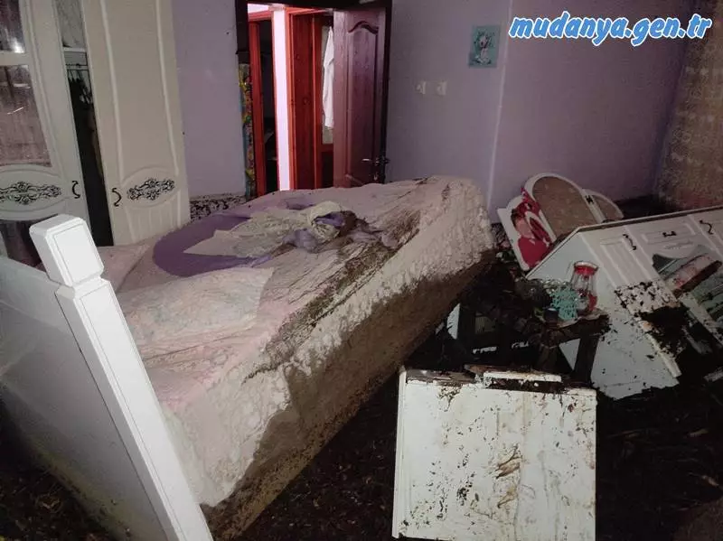 Mudanya, Kumyaka, Tirilye ve Güzelyalı'yı etkileyen sel felaketinin ardından KIZILAY devrede. Mudanya Kızılay Başkanı Mustafa Bayrak selden evleri zarar gören vatandaşlara, sel kalıntılarını kaldırmak için gece boyunca çalışacak olan tüm ekiplere sıcak çorba, çay, börek, çörek ikramında bulunduklarını açıkladı.