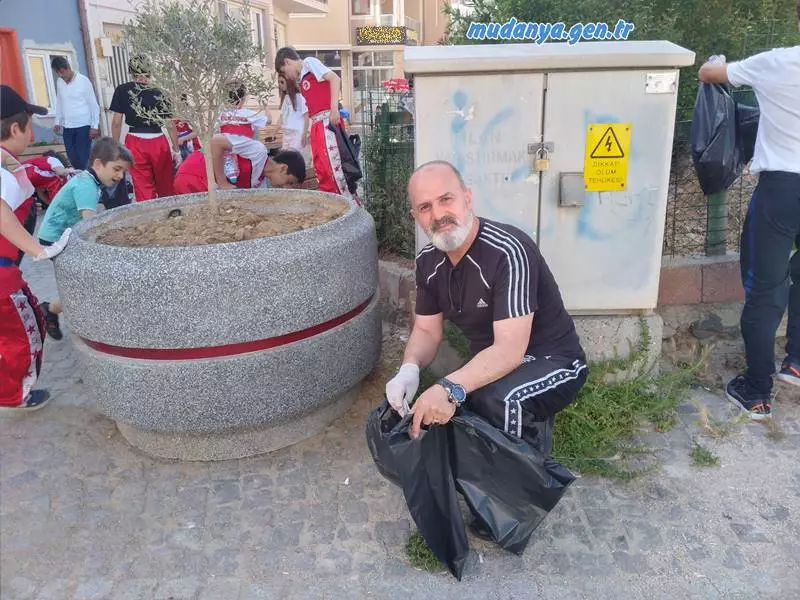 Mudanya Klasspor Kulübü sporcuları 5 Haziran Çevre Günü etkinlikleri kapsamında etkinlik düzenledi. Kulüp Başkanı Necati Şimşek önderliğinde biraraya gelen minik sporcular çevreyi ve yeşil alanların korunması için kortej oluşturarak ellerinde pankartlar ve sloganlarla Mütareke Parkına kadar yürüdüler.