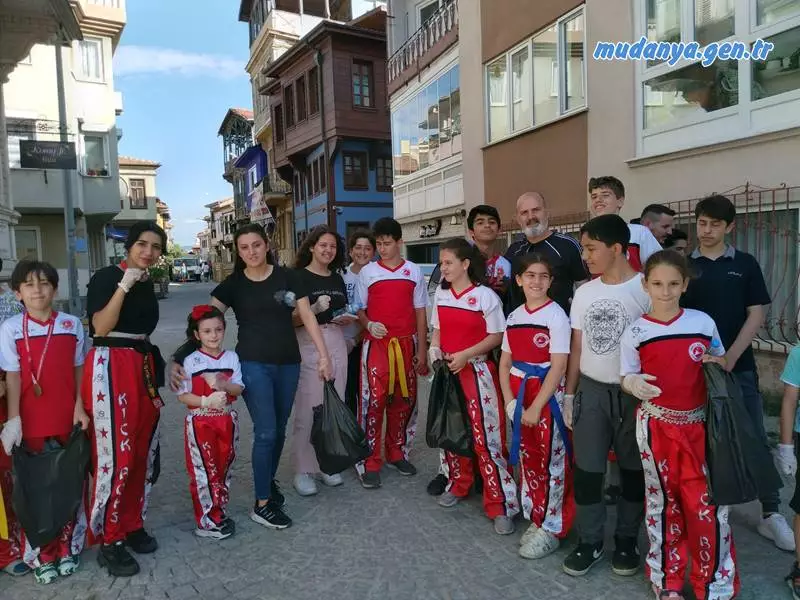 Mudanya Klasspor Kulübü sporcuları 5 Haziran Çevre Günü etkinlikleri kapsamında etkinlik düzenledi. Kulüp Başkanı Necati Şimşek önderliğinde biraraya gelen minik sporcular çevreyi ve yeşil alanların korunması için kortej oluşturarak ellerinde pankartlar ve sloganlarla Mütareke Parkına kadar yürüdüler.