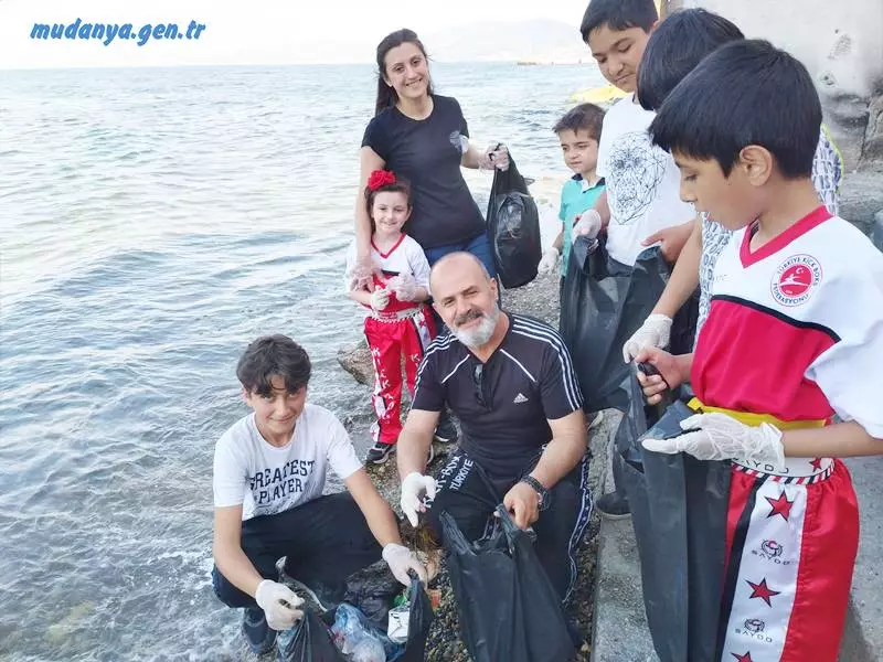 Mudanya Klasspor Kulübü sporcuları 5 Haziran Çevre Günü etkinlikleri kapsamında etkinlik düzenledi. Kulüp Başkanı Necati Şimşek önderliğinde biraraya gelen minik sporcular çevreyi ve yeşil alanların korunması için kortej oluşturarak ellerinde pankartlar ve sloganlarla Mütareke Parkına kadar yürüdüler.