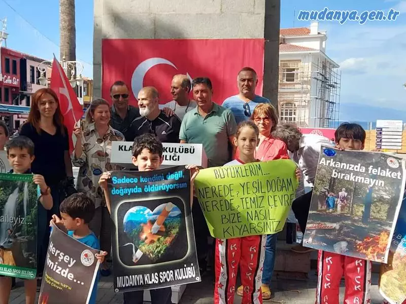 Mudanya Klasspor Kulübü sporcuları 5 Haziran Çevre Günü etkinlikleri kapsamında etkinlik düzenledi. Kulüp Başkanı Necati Şimşek önderliğinde biraraya gelen minik sporcular çevreyi ve yeşil alanların korunması için kortej oluşturarak ellerinde pankartlar ve sloganlarla Mütareke Parkına kadar yürüdüler.