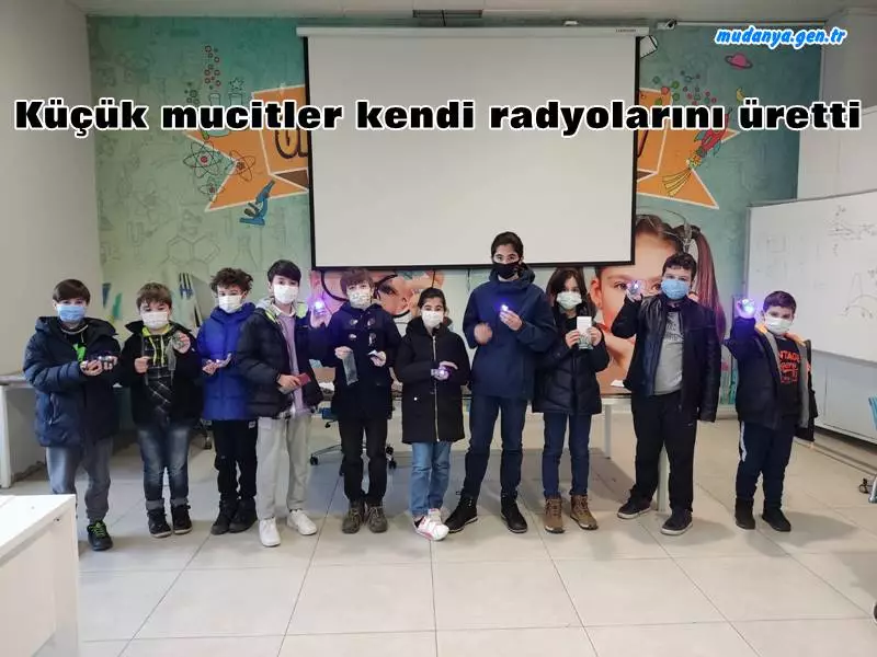 Bursa Büyükşehir Belediyesi Bilim ve Teknoloji Merkezi’nde (BTM) düzenlenen atölye çalışmalarına katılan küçük mucitler, kendi FM radyolarını üretti.